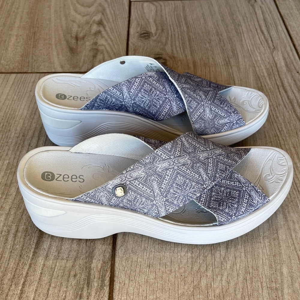 Bzees Women's Patterned Blue Sandals